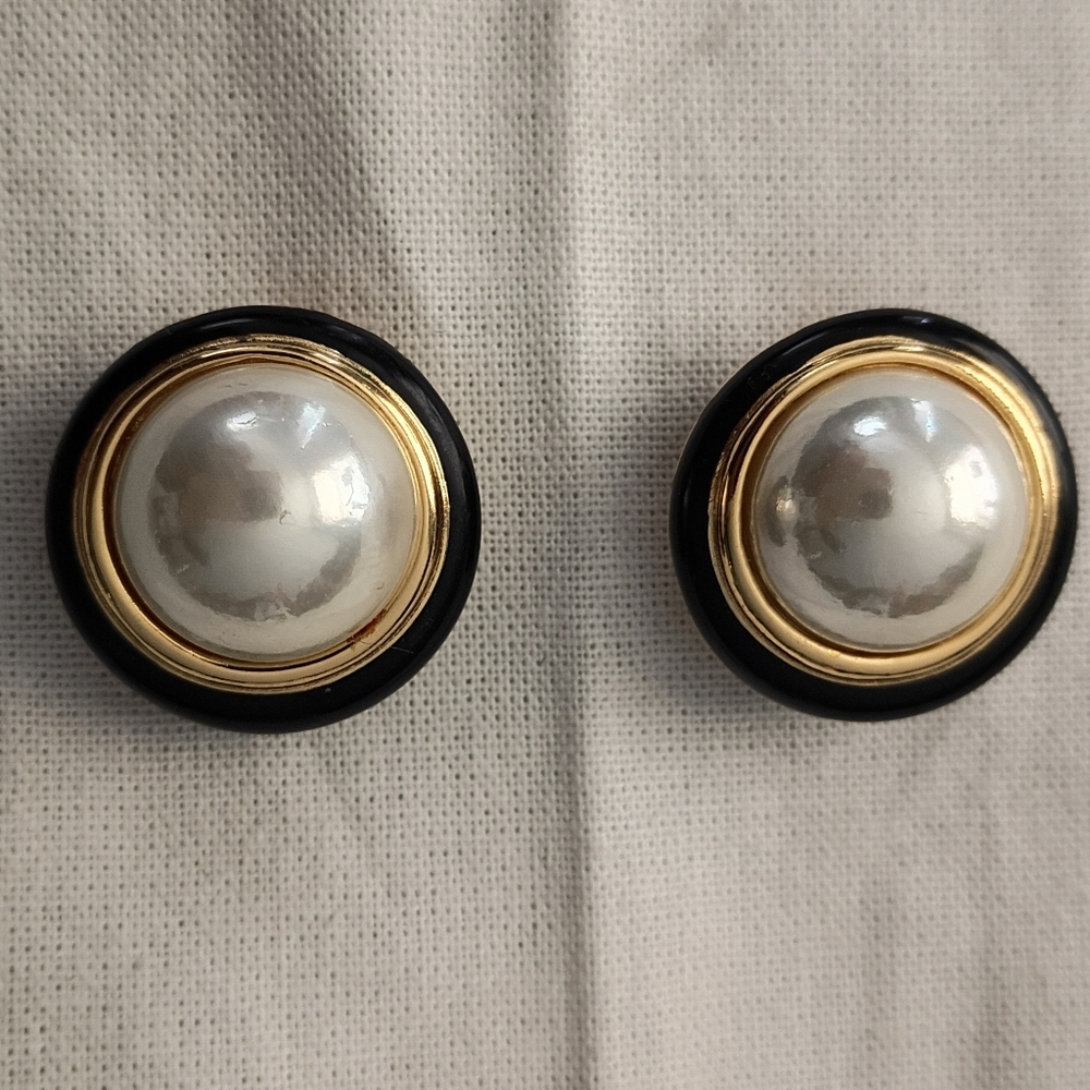 ❤️VTG CHRISTIAN DIOR BLACK ENAMEL FAUX PEARL DOMED GOLD TONE Clip Earrings 1 1/4